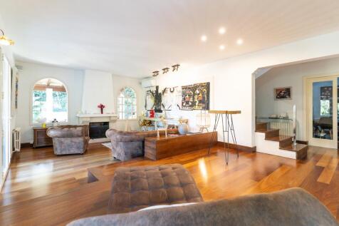 Living Room-3.jpg