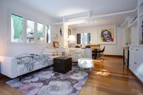 Living Room-6.jpg