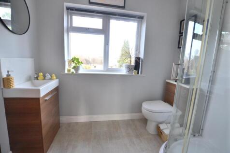 EN-SUITE SHOWER ROOM