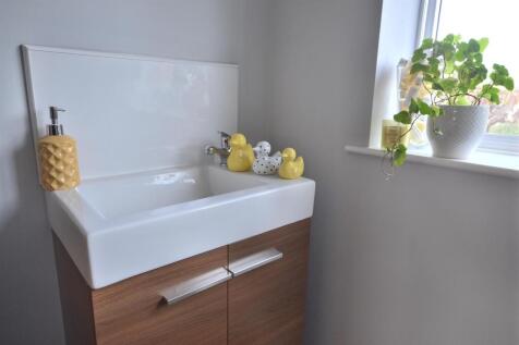 EN-SUITE SHOWER ROOM