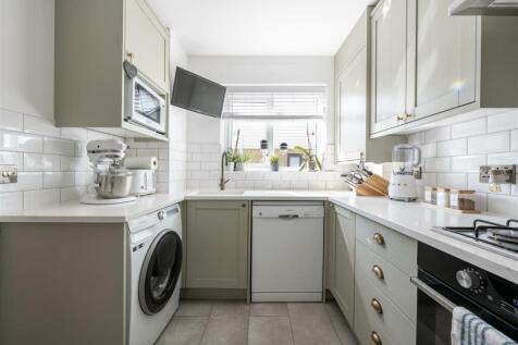 Becket Close, E18