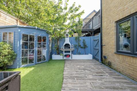 Becket Close, E18
