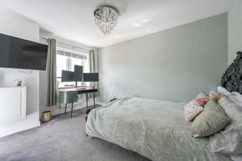 Becket Close, E18