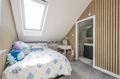 Becket Close, E18