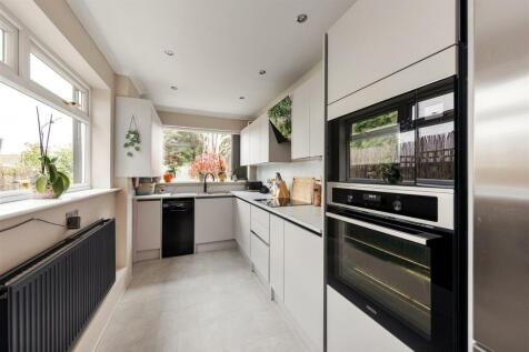 Woodville Road, E18