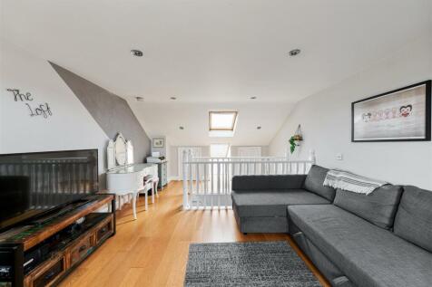 Woodville Road, E18