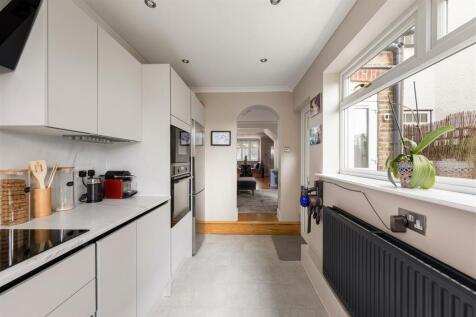 Woodville Road, E18