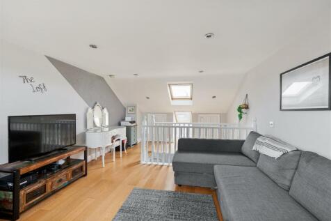 Woodville Road, E18