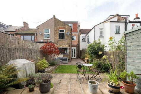 Woodville Road, E18