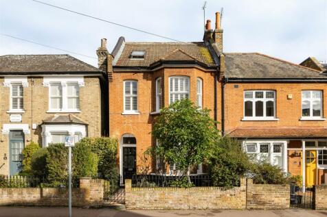 Clarendon Road, E18