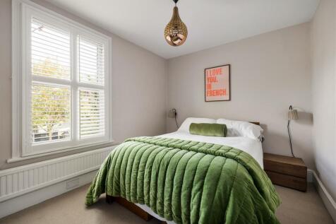 Clarendon Road, E18