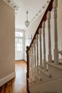 Clarendon Road, E18