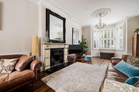 Clarendon Road, E18