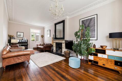 Clarendon Road, E18