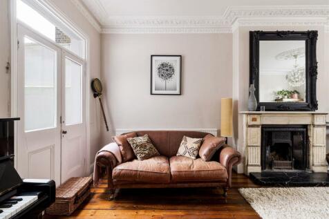 Clarendon Road, E18