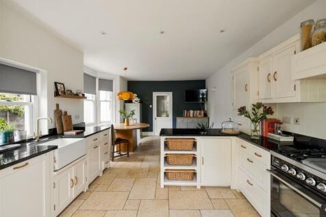 Clarendon Road, E18