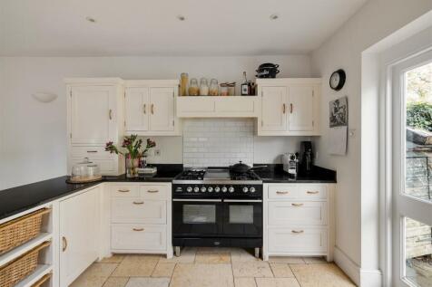 Clarendon Road, E18