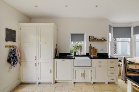 Clarendon Road, E18