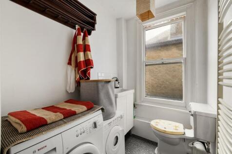 Clarendon Road, E18