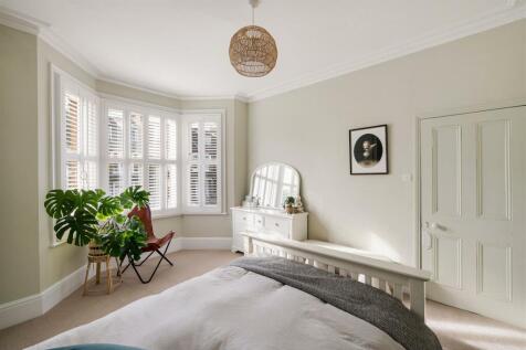 Clarendon Road, E18
