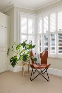 Clarendon Road, E18