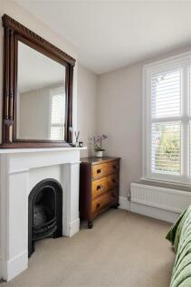 Clarendon Road, E18