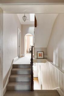 Clarendon Road, E18