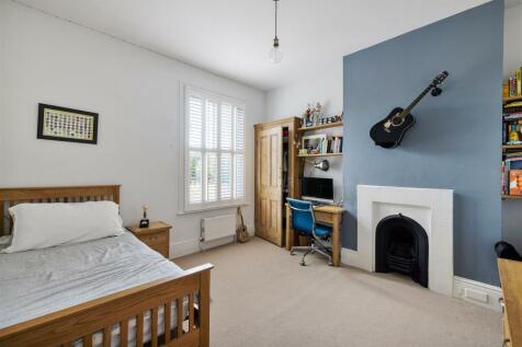 Clarendon Road, E18
