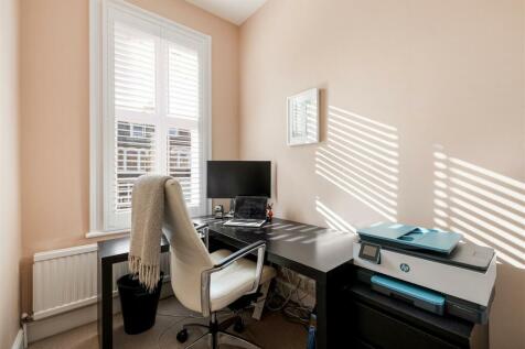 Clarendon Road, E18