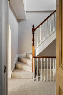 Clarendon Road, E18