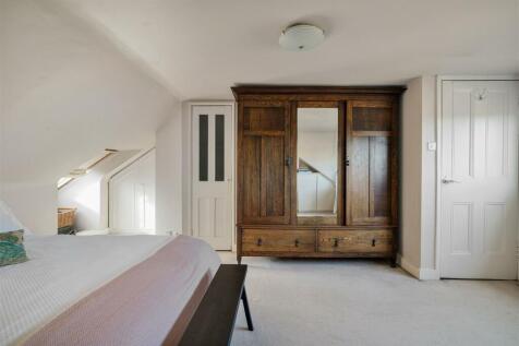 Clarendon Road, E18