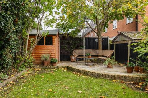 Clarendon Road, E18