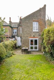 Clarendon Road, E18