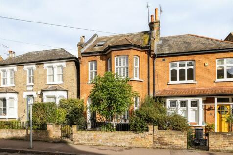 Clarendon Road, E18