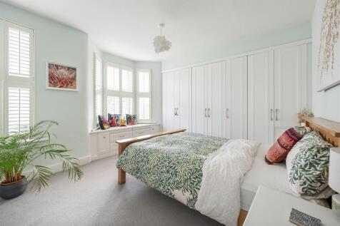 Ashford Road E18