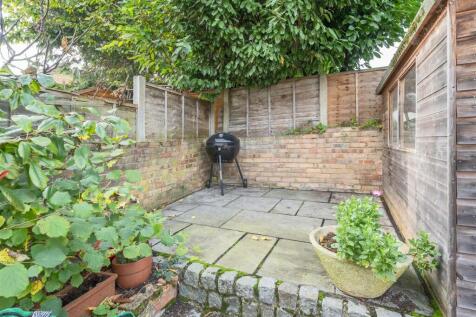 Ashford Road E18