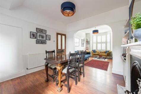 Ashford Road E18