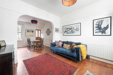 Ashford Road E18