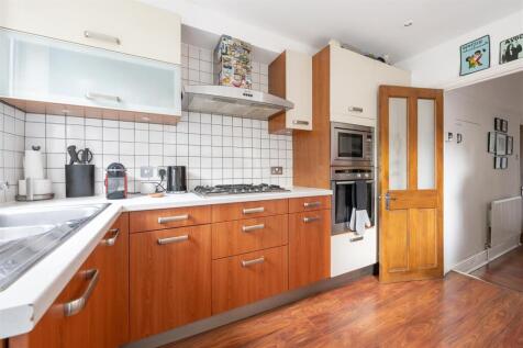 Ashford Road E18