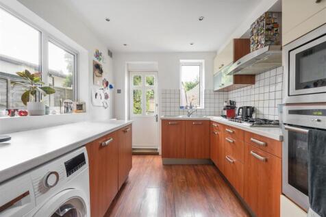 Ashford Road E18