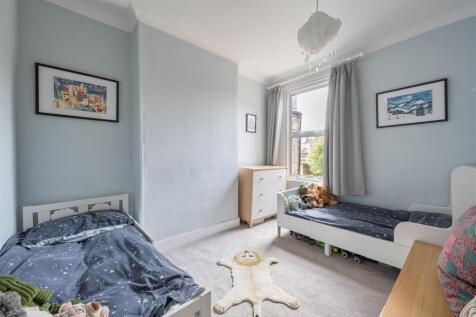 Ashford Road E18