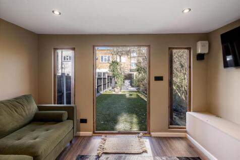 Violet Road, E18