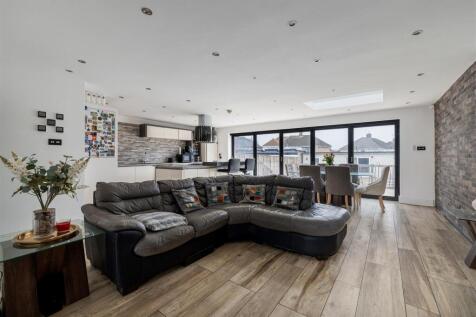 Fullwell Road, IG5