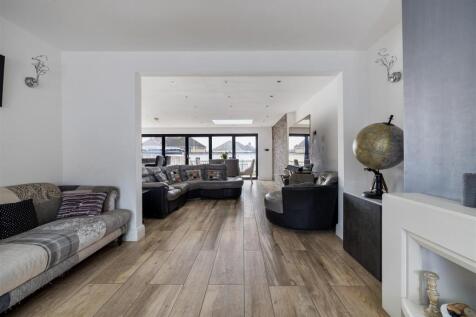 Fullwell Road, IG5
