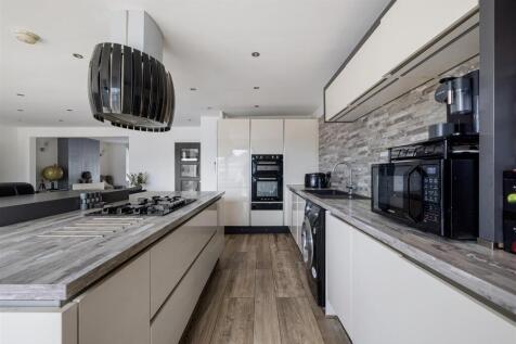 Fullwell Road, IG5