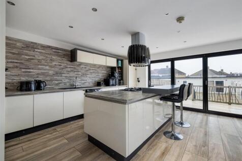 Fullwell Road, IG5