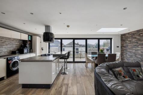 Fullwell Road, IG5