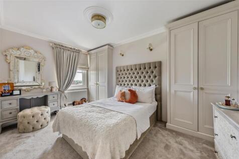 Broomhill Road, IG8