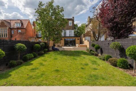Broomhill Road, IG8