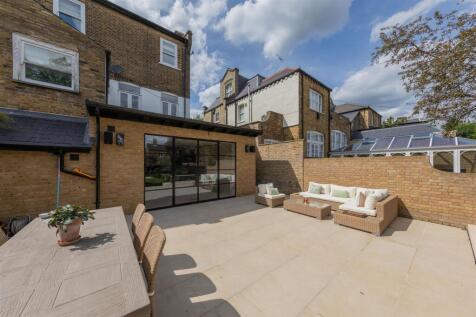 Broomhill Road, IG8